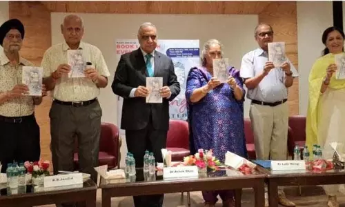 Jammu: डॉ. भान ने मेंगी की पुस्तक ‘म्यूज़िंग्स अनबेटेड’ का विमोचन किया