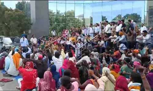 Chandigarh: मंत्री ने जिला अधिकारियों से की मुलाकात, सफाई कर्मचारियों ने किया विरोध प्रदर्शन Chandigarh: मंत्री ने जिला अधिकारियों से की मुलाकात, सफाई कर्मचारियों ने किया विरोध प्रदर्शन