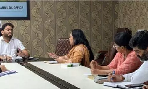 DC जम्मू ने श्रम विभाग के कामकाज की समीक्षा की DC जम्मू ने श्रम विभाग के कामकाज की समीक्षा की