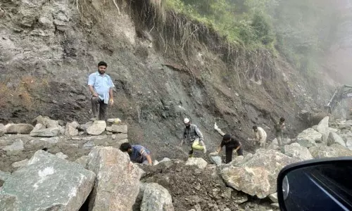 Jammu: राजौरी-सकोट मार्ग पर खतरनाक स्थिति में काम कर रहे मजदूर