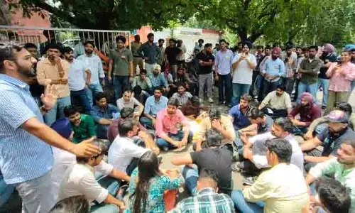 अनिवार्य हलफनामे को लेकर प्रदर्शनकारी छात्रों ने PU गेट बंद किया
