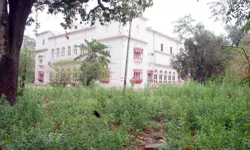 Amritsar: ऐतिहासिक राम बाग की खूबसूरती घास-फूस और उपेक्षा से खराब Amritsar: ऐतिहासिक राम बाग की खूबसूरती घास-फूस और उपेक्षा से खराब