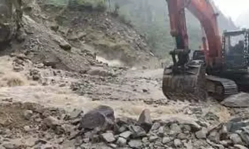 लामबगड़ के पास उफान पर नाला, यात्रियों की आवाजाही रोकी गई