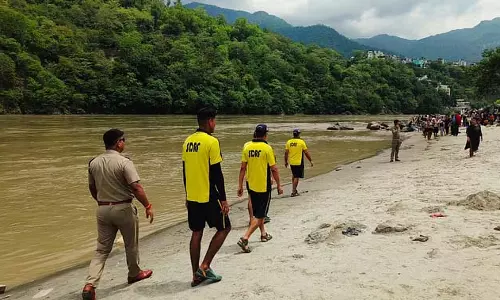 Rishikesh : तेज बहाव में गंगा ने ली दो जिंदगियां, अभी तक नहीं मिला सुराग