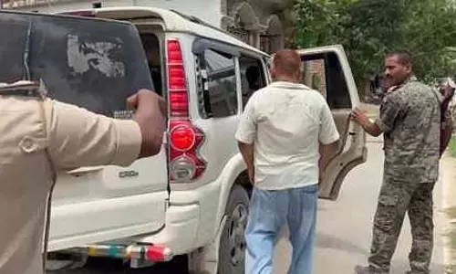 Bihar : छात्राओं से दुर्व्यवहार का आरोप, शिक्षक पर फूटा लोगों का गुस्सा
