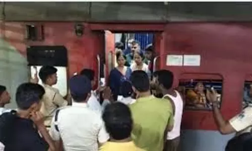 आनंद विहार-भुवनेश्वर दुरंतो में चोरी की वारदात, कई यात्रियों का सामान मिला आनंद विहार-भुवनेश्वर दुरंतो में चोरी की वारदात, कई यात्रियों का सामान मिला