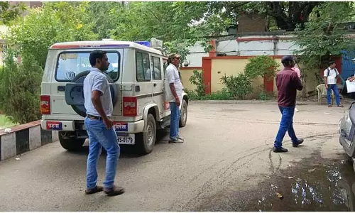 Bihar : रजिस्ट्री ऑफिस के पास चली गोली, दो युवक घायल Bihar : रजिस्ट्री ऑफिस के पास चली गोली, दो युवक घायल