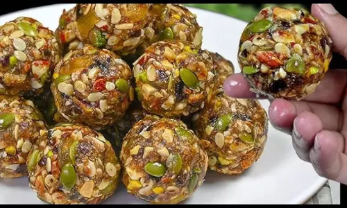 फटाफट बनाएं हेल्दी ड्राई फ्रूट्स लड्डू, जानें आसान रेसिपी फटाफट बनाएं हेल्दी ड्राई फ्रूट्स लड्डू, जानें आसान रेसिपी