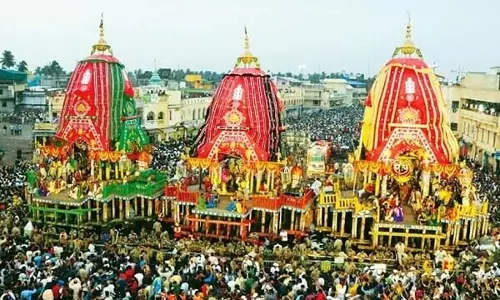 पुरी रथ यात्रा में भगवान जगन्नाथ का नंदीघोष रथ कुछ देर के लिए रुका पुरी रथ यात्रा में भगवान जगन्नाथ का नंदीघोष रथ कुछ देर के लिए रुका