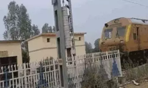 खुला था रेलवे फाटक, सामने आ गई ट्रेन – इमरजेंसी ब्रेक से बची कई जानें खुला था रेलवे फाटक, सामने आ गई ट्रेन – इमरजेंसी ब्रेक से बची कई जानें