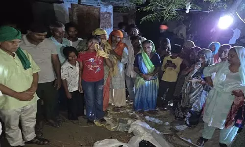 कफन में लिपटी मां-बेटियों की लाशें पहुंचीं गांव, मातम में डूबा माहौल कफन में लिपटी मां-बेटियों की लाशें पहुंचीं गांव, मातम में डूबा माहौल