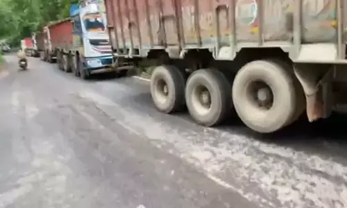 मैनपाट में 30 घंटे से सड़क जाम, ट्रक ब्रेकडाउन से फंसे सैकड़ों वाहन