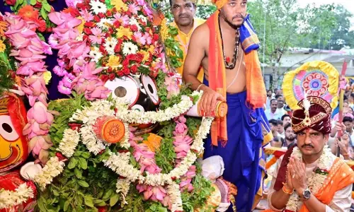 केंद्रीय राज्यमंत्री तोखन साहू ने निभाई छेरापहरा सेवा, रथमार्ग का स्वर्ण झाड़ू से शुद्धिकरण केंद्रीय राज्यमंत्री तोखन साहू ने निभाई छेरापहरा सेवा, रथमार्ग का स्वर्ण झाड़ू से शुद्धिकरण