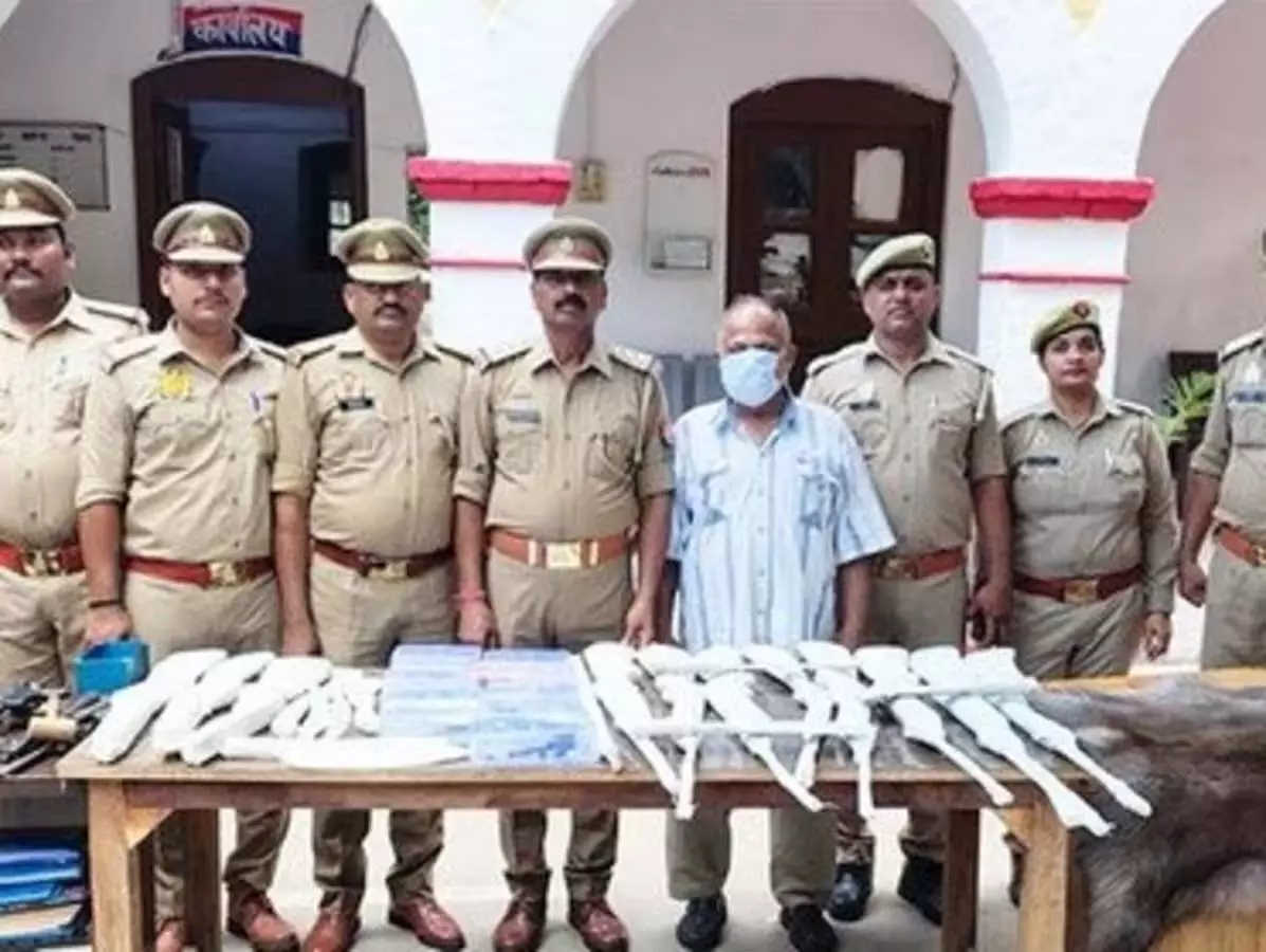 दवाखाना बंद कर हथियार सप्लाई करने लगा था हकीम चचा, छापेमारी के दौरान पुलिस अफसरों के उड़े होश दवाखाना बंद कर हथियार सप्लाई करने लगा था हकीम चचा, छापेमारी के दौरान पुलिस अफसरों के उड़े होश