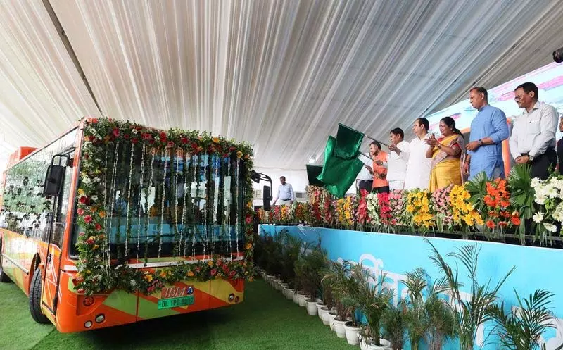 रेखा ने 100+ इलेक्ट्रिक बसों को दिखाई हरी झंडी, नरेला बस डिपो का उद्घाटन रेखा ने 100+ इलेक्ट्रिक बसों को दिखाई हरी झंडी, नरेला बस डिपो का उद्घाटन