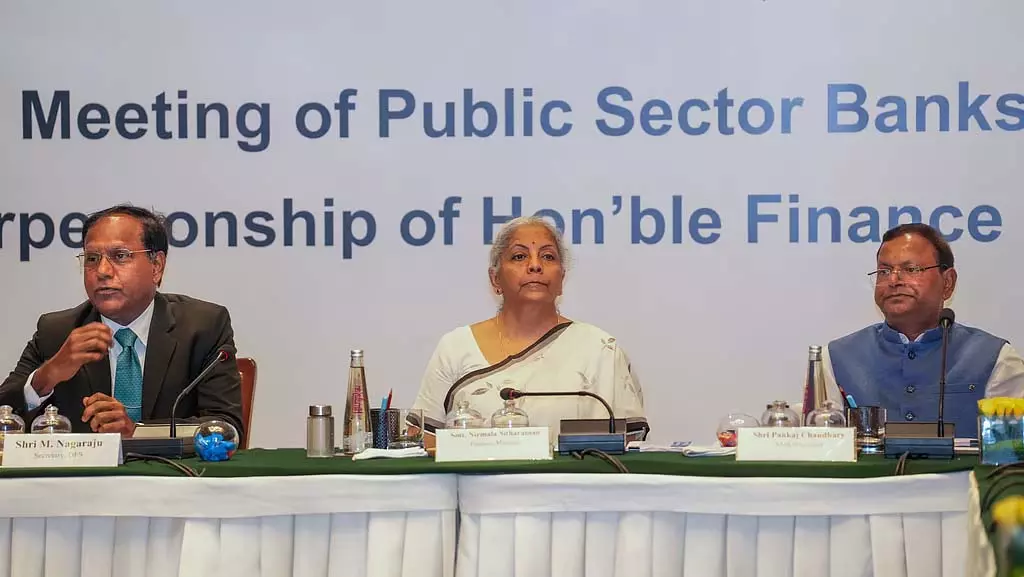 सार्वजनिक क्षेत्र के बैंकों को उदारतापूर्वक ऋण देना चाहिए: Finance Minister सार्वजनिक क्षेत्र के बैंकों को उदारतापूर्वक ऋण देना चाहिए: Finance Minister