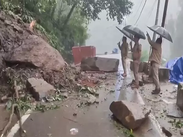 Uttarakhand: सोनप्रयाग क्षेत्र के पास मलबा आने से यात्रियों की आवाजाही रुकी Uttarakhand: सोनप्रयाग क्षेत्र के पास मलबा आने से यात्रियों की आवाजाही रुकी