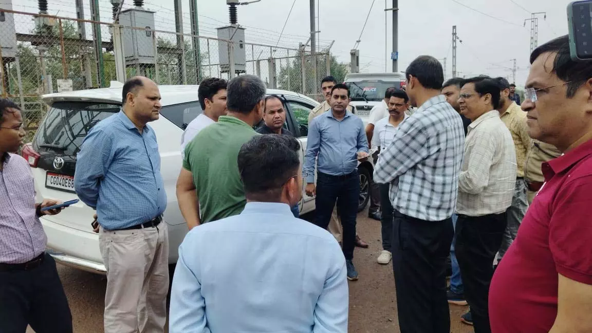भारी बारिश के बीच कलेक्टर-एसएसपी ने रायपुर शहर का किया निरीक्षण भारी बारिश के बीच कलेक्टर-एसएसपी ने रायपुर शहर का किया निरीक्षण