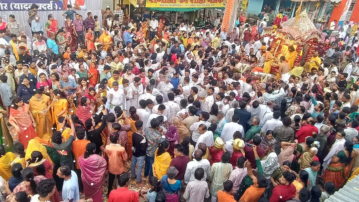 भगवान वेंकटेश की रथयात्रा ने Indore शहर को मंत्रमुग्ध कर दिया भगवान वेंकटेश की रथयात्रा ने Indore शहर को मंत्रमुग्ध कर दिया