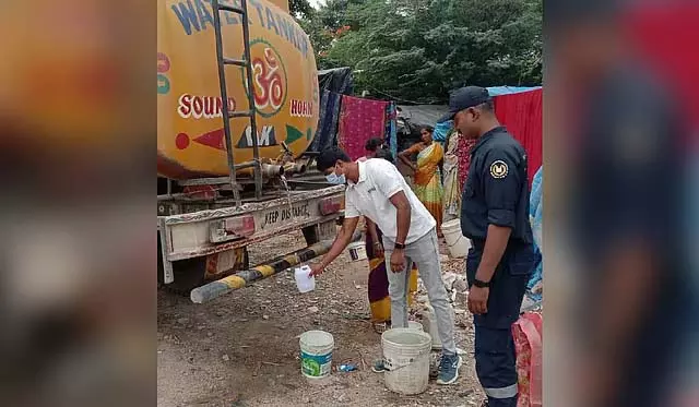 Telangana में अवैध जल व्यापारी हजारों लोगों को दूषित पानी की आपूर्ति कर रहे Telangana में अवैध जल व्यापारी हजारों लोगों को दूषित पानी की आपूर्ति कर रहे