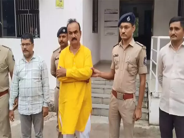 Gujarat कांग्रेस उपाध्यक्ष हीरा जोतवा और उनके बेटे सहित तीन लोगों को कथित मनरेगा घोटाले के लिए गिरफ्तार किया गया Gujarat कांग्रेस उपाध्यक्ष हीरा जोतवा और उनके बेटे सहित तीन लोगों को कथित मनरेगा घोटाले के लिए गिरफ्तार किया गया