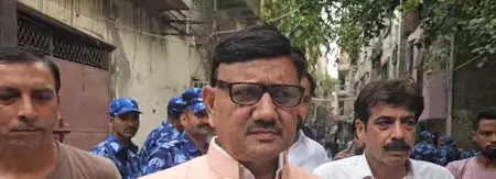 शाहदरा हत्या प्रकरण: परिजनों से मिलने पहुंचे विधायक, बोले- बख्शे नहीं जाएंगे आरोपी शाहदरा हत्या प्रकरण: परिजनों से मिलने पहुंचे विधायक, बोले- बख्शे नहीं जाएंगे आरोपी