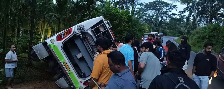 Chikmagaluru : बस पलटने से पर्यटक घायल Chikmagaluru : बस पलटने से पर्यटक घायल