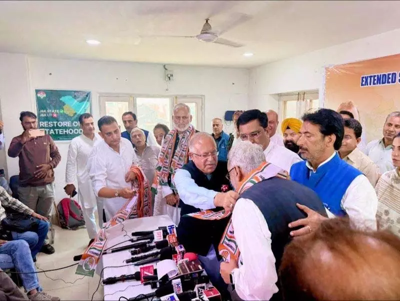 Jammu: दो पूर्व मंत्री गुलाम नबी पार्टी छोड़कर कांग्रेस में शामिल Jammu: दो पूर्व मंत्री गुलाम नबी पार्टी छोड़कर कांग्रेस में शामिल
