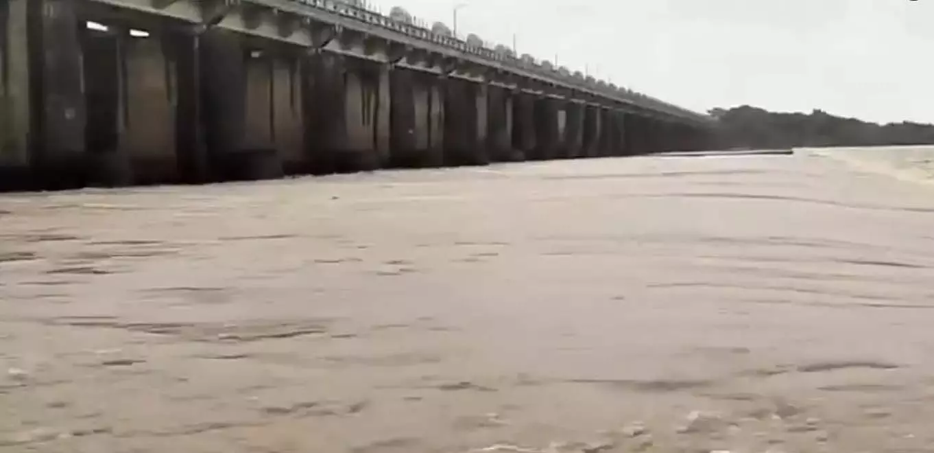 भारी बारिश के कारण Adilabad में नदियां और नाले उफान पर भारी बारिश के कारण Adilabad में नदियां और नाले उफान पर