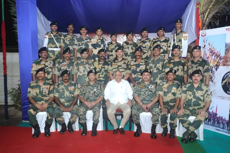 Gandhinagar: मुख्यमंत्री भूपेंद्र पटेल ने BSF जवानों के साथ भोजन कर ऑपरेशन सिंदूर की सराहना की Gandhinagar: मुख्यमंत्री भूपेंद्र पटेल ने BSF जवानों के साथ भोजन कर ऑपरेशन सिंदूर की सराहना की