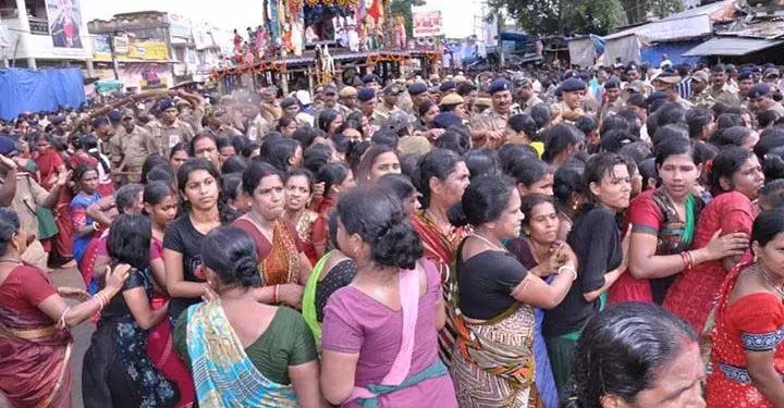 रथ यात्रा: बेरहामपुर में महिलाएं देवी सुभद्रा का रथ खींचा रथ यात्रा: बेरहामपुर में महिलाएं देवी सुभद्रा का रथ खींचा