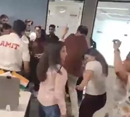 चार वरिष्ठ अधिकारियों की नौकरी गई! वीडियो से मची खलबली चार वरिष्ठ अधिकारियों की नौकरी गई! वीडियो से मची खलबली