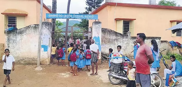 Odisha में स्कूल के चपरासी ने पहली कक्षा के छात्र पर किया हमला Odisha में स्कूल के चपरासी ने पहली कक्षा के छात्र पर किया हमला