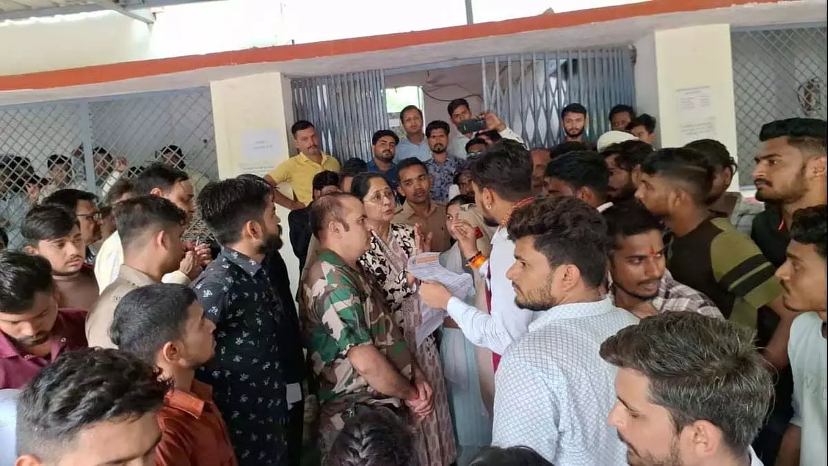 Chhatarpur : सैकड़ों छात्रों को अंग्रेजी और इतिहास के पेपर में ‘शून्य’ अंक मिले Chhatarpur : सैकड़ों छात्रों को अंग्रेजी और इतिहास के पेपर में ‘शून्य’ अंक मिले