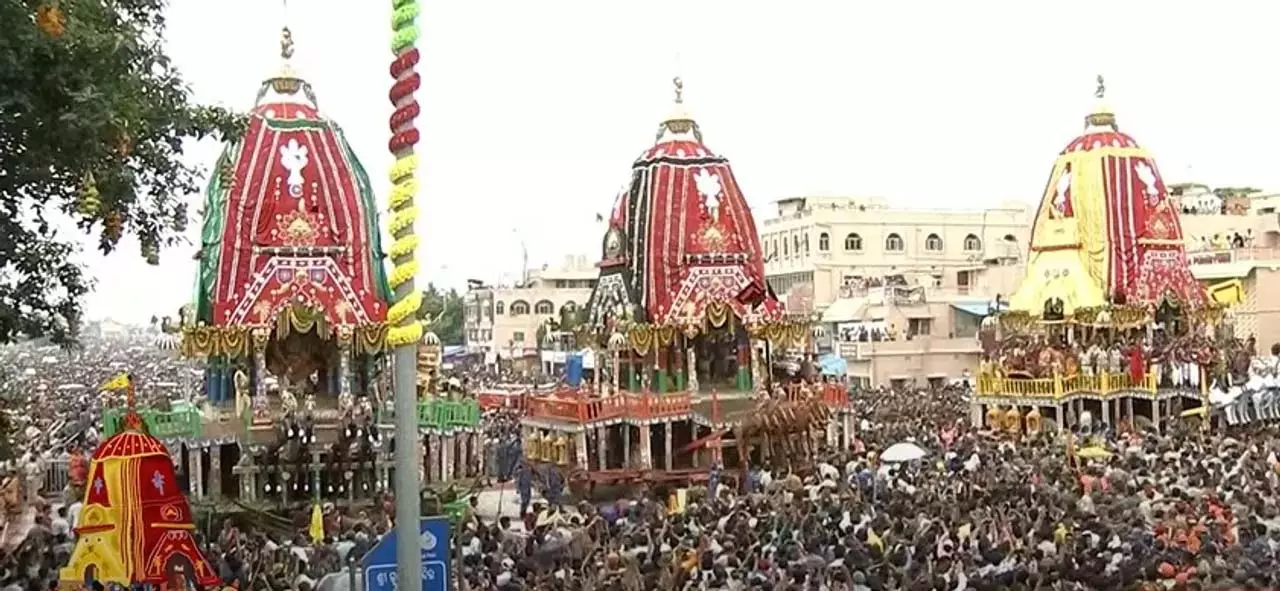 Puri Rath Yatra: तीन रथ गुंडिचा मंदिर के सामने सारधबली पहुंचते हैं Puri Rath Yatra: तीन रथ गुंडिचा मंदिर के सामने सारधबली पहुंचते हैं