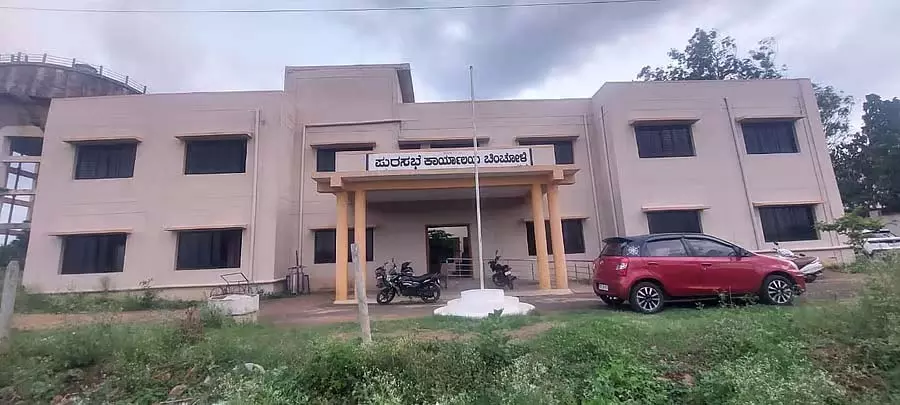 जुड़वां शहरों में कोई उचित पार्क नहीं हैं: सड़कों पर ही सैर करने का रास्ता है जुड़वां शहरों में कोई उचित पार्क नहीं हैं: सड़कों पर ही सैर करने का रास्ता है
