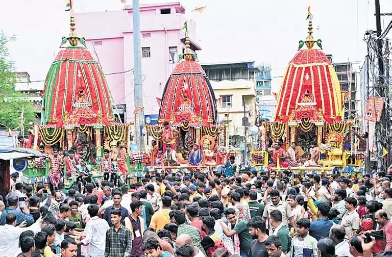 Cuttack में रथ यात्रा धूमधाम से मनाई गई Cuttack में रथ यात्रा धूमधाम से मनाई गई