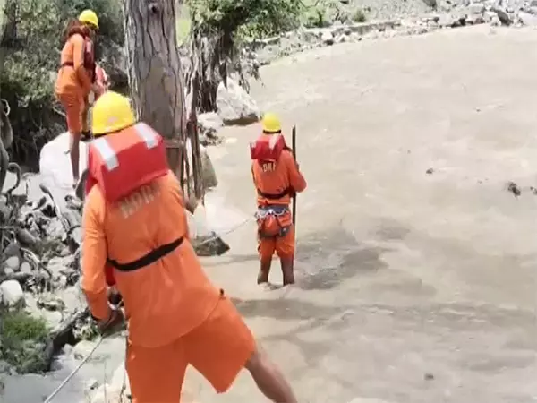 हिमाचल प्रदेश: बाढ़ प्रभावित सैंज घाटी से लापता तीन लोगों में से एक का शव एनडीआरएफ ने बरामद किया हिमाचल प्रदेश: बाढ़ प्रभावित सैंज घाटी से लापता तीन लोगों में से एक का शव एनडीआरएफ ने बरामद किया