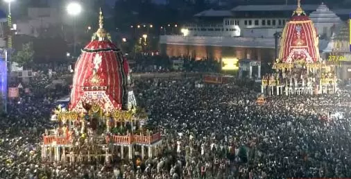 रथ यात्रा में उमड़ी भक्तों की भीड़, शनिवार से फिर होगी शुरुआत रथ यात्रा में उमड़ी भक्तों की भीड़, शनिवार से फिर होगी शुरुआत