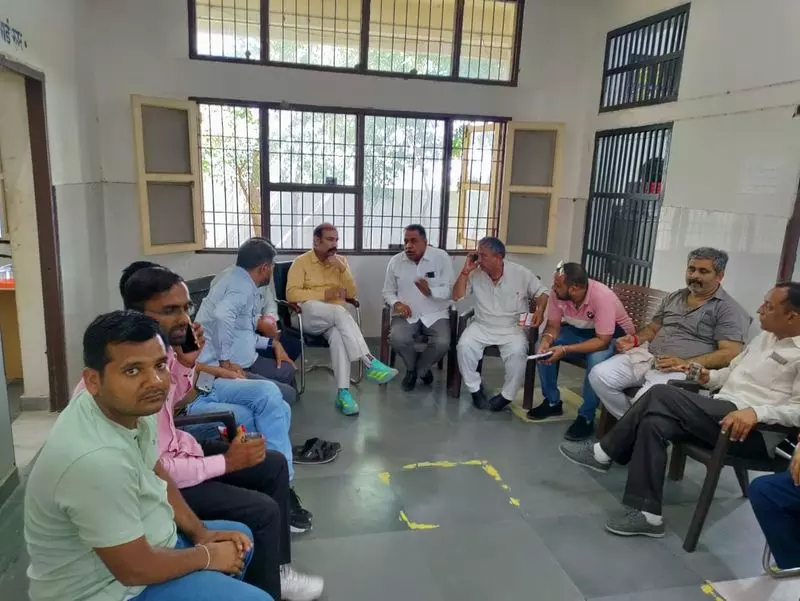 Haryana : जाखल में शराब के नशे में धुत एक व्यक्ति ने पटवारी पर डंडे से किया Haryana : जाखल में शराब के नशे में धुत एक व्यक्ति ने पटवारी पर डंडे से किया