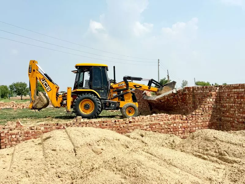 Haryana : भूना में अवैध कॉलोनी की चारदीवारी और निर्माण ढहाए गए Haryana : भूना में अवैध कॉलोनी की चारदीवारी और निर्माण ढहाए गए