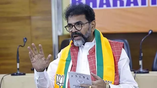 सरकार दलितों की वन भूमि जबरन अधिग्रहित कर रही है: चलवडी नारायणस्वामी सरकार दलितों की वन भूमि जबरन अधिग्रहित कर रही है: चलवडी नारायणस्वामी