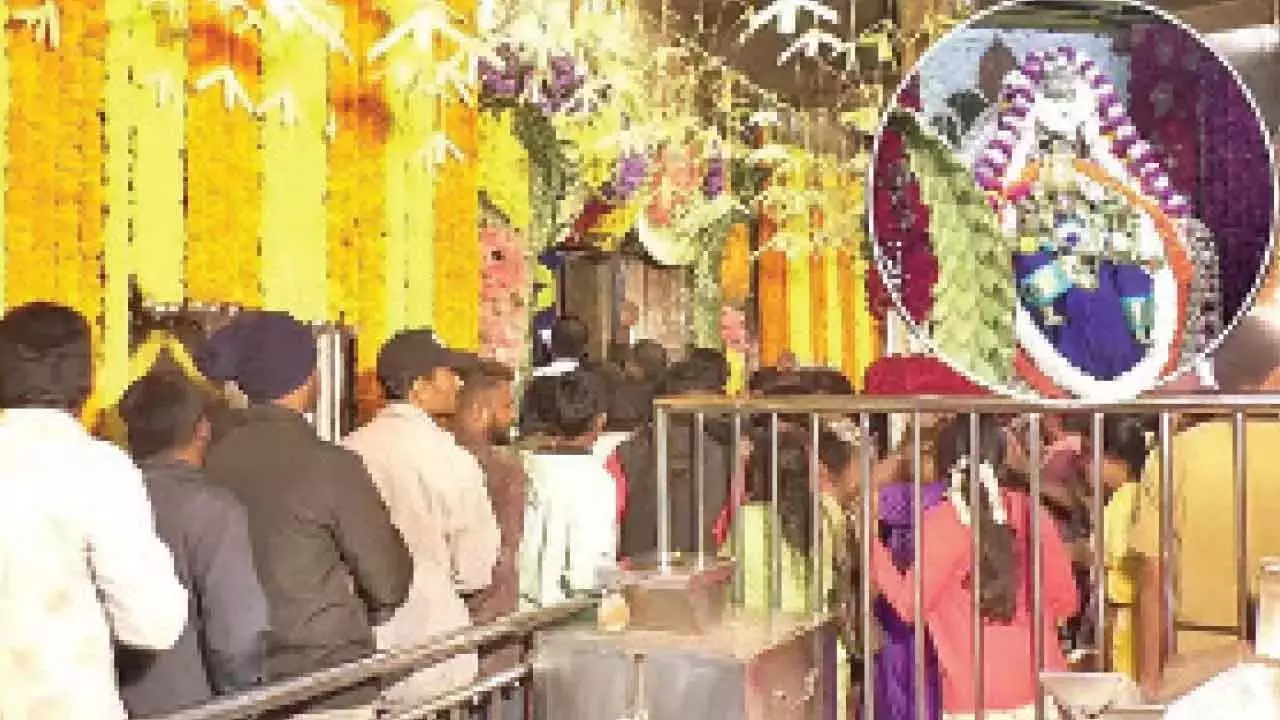 Karnataka: पहले आषाढ़ शुक्रवार के दर्शन के लिए चामुंडी पहाड़ी पर उमड़े हजारों लोग Karnataka: पहले आषाढ़ शुक्रवार के दर्शन के लिए चामुंडी पहाड़ी पर उमड़े हजारों लोग