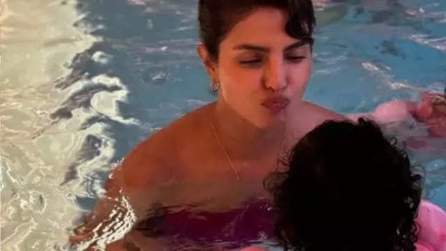 Priyanka Chopra : मालती मैरी की परफेक्ट पूल डेट Priyanka Chopra : मालती मैरी की परफेक्ट पूल डेट