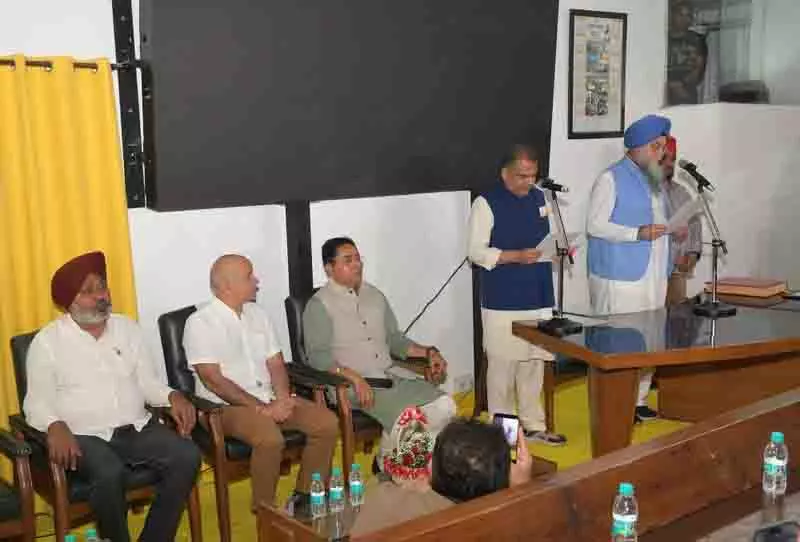 संजीव अरोड़ा को लुधियाना पश्चिम विधायक पद की शपथ दिलाई गई, CM Mann कार्यक्रम में शामिल नहीं हुए संजीव अरोड़ा को लुधियाना पश्चिम विधायक पद की शपथ दिलाई गई, CM Mann कार्यक्रम में शामिल नहीं हुए