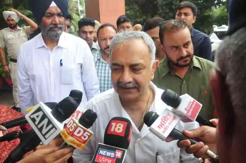 बिक्रम मजीठिया और ड्रग तस्करों के बीच सांठगांठ के स्पष्ट सबूत, पूर्व DGP सिद्धार्थ चट्टोपाध्याय बिक्रम मजीठिया और ड्रग तस्करों के बीच सांठगांठ के स्पष्ट सबूत, पूर्व DGP सिद्धार्थ चट्टोपाध्याय