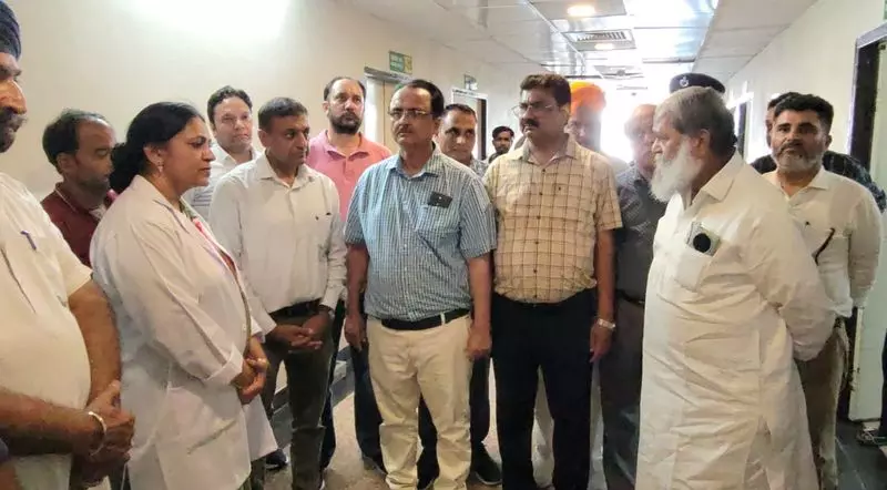 Haryana : अनिल विज ने अंबाला अस्पताल के रख-रखाव की आलोचना की Haryana : अनिल विज ने अंबाला अस्पताल के रख-रखाव की आलोचना की