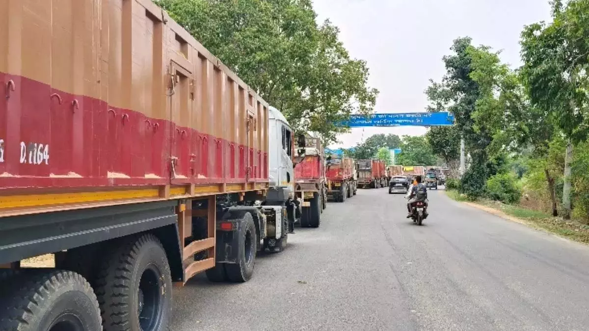 Dumraon : बालू के ट्रकों का कहर, राजमार्ग पर लगा भीषण जाम Dumraon : बालू के ट्रकों का कहर, राजमार्ग पर लगा भीषण जाम