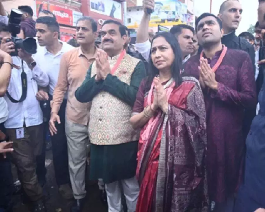 गौतम अडानी, परिवार पुरी में रथयात्रा की शोभा बढ़ाते हुए गौतम अडानी, परिवार पुरी में रथयात्रा की शोभा बढ़ाते हुए