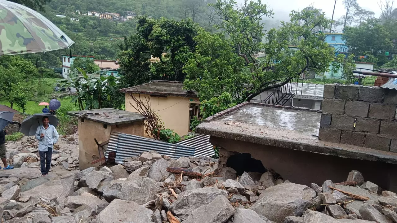 Chamoli में भारी बारिश से तबाही, नंदप्रयाग में मलबे ने मचाई बर्बादी Chamoli में भारी बारिश से तबाही, नंदप्रयाग में मलबे ने मचाई बर्बादी